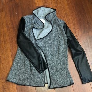 Jacket w Faux leather sleeves. Black/grey. Size S.